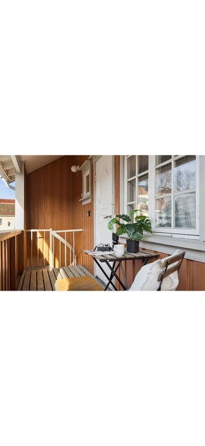 Outdoor dining - Modern Apartment Near Nidaros Cathedral & Solsiden (Trøndelag)