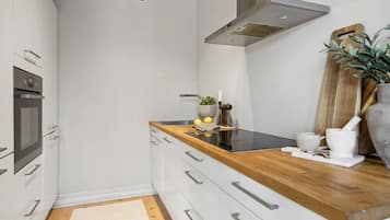 Wasserkocher mit Kaffee-/Teezubehör, Kühlschrank, Ofen, Herdplatte