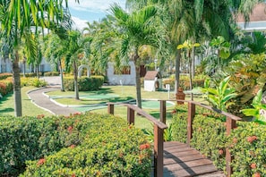 Property grounds - Villas Palma Real: Pool & Beach Access, Short Boat Ride from Islands (La Ceiba)