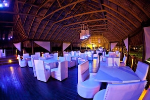 Outdoor dining - Villas Palma Real: Pool & Beach Access, Short Boat Ride from Islands (La Ceiba)