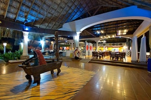 Dining - Villas Palma Real: Pool & Beach Access, Short Boat Ride from Islands (La Ceiba)