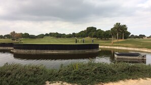 A golf course with a water hazard and a sand bunker. - Penthouse Higuericas Playas (Pilar de la Horadada)