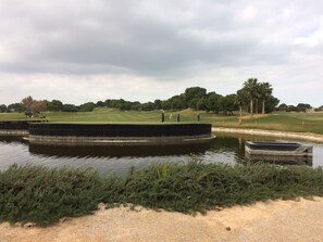 Ein Golfplatz mit Wasserhindernis und Bunker.