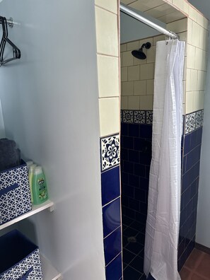 Een douche, handdoeken, zeep, toiletpapier