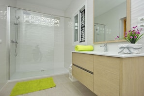 Shower, hair dryer, towels, toilet paper - Villa Ruly (IB)