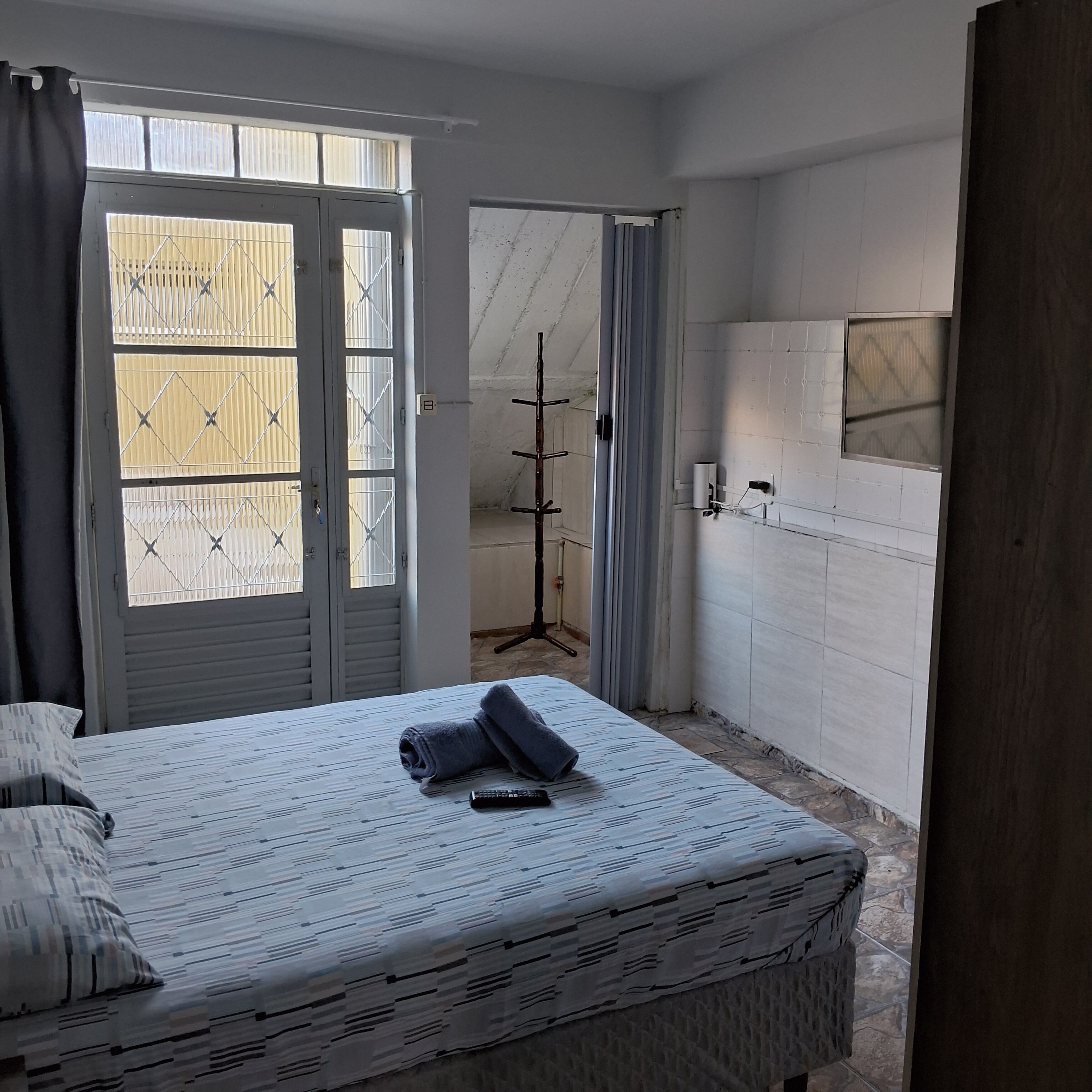 WiFi, bed sheets