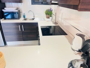 Dụng cụ pha cà phê/trà, lò vi sóng, máy rửa bát 
