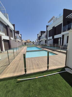 A modern residential building with a swimming pool and a well-maintained lawn. - Groundfloor Beliche San Pedro Pinatar (San Pedro del Pinatar)