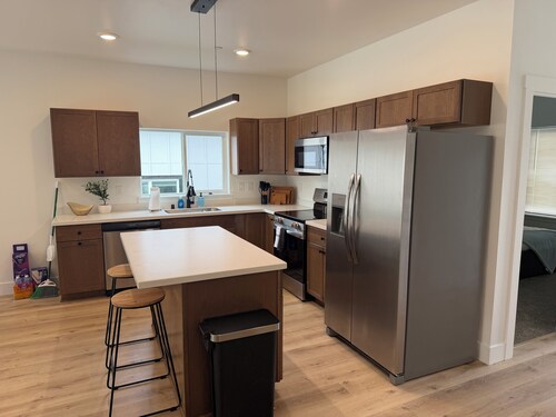 Cozy Modern 2-bedroom condo in charming Cathlamet