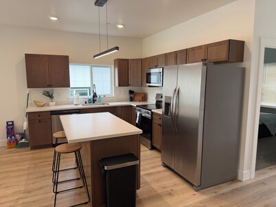 Cozy Modern 2-bedroom condo in charming Cathlamet