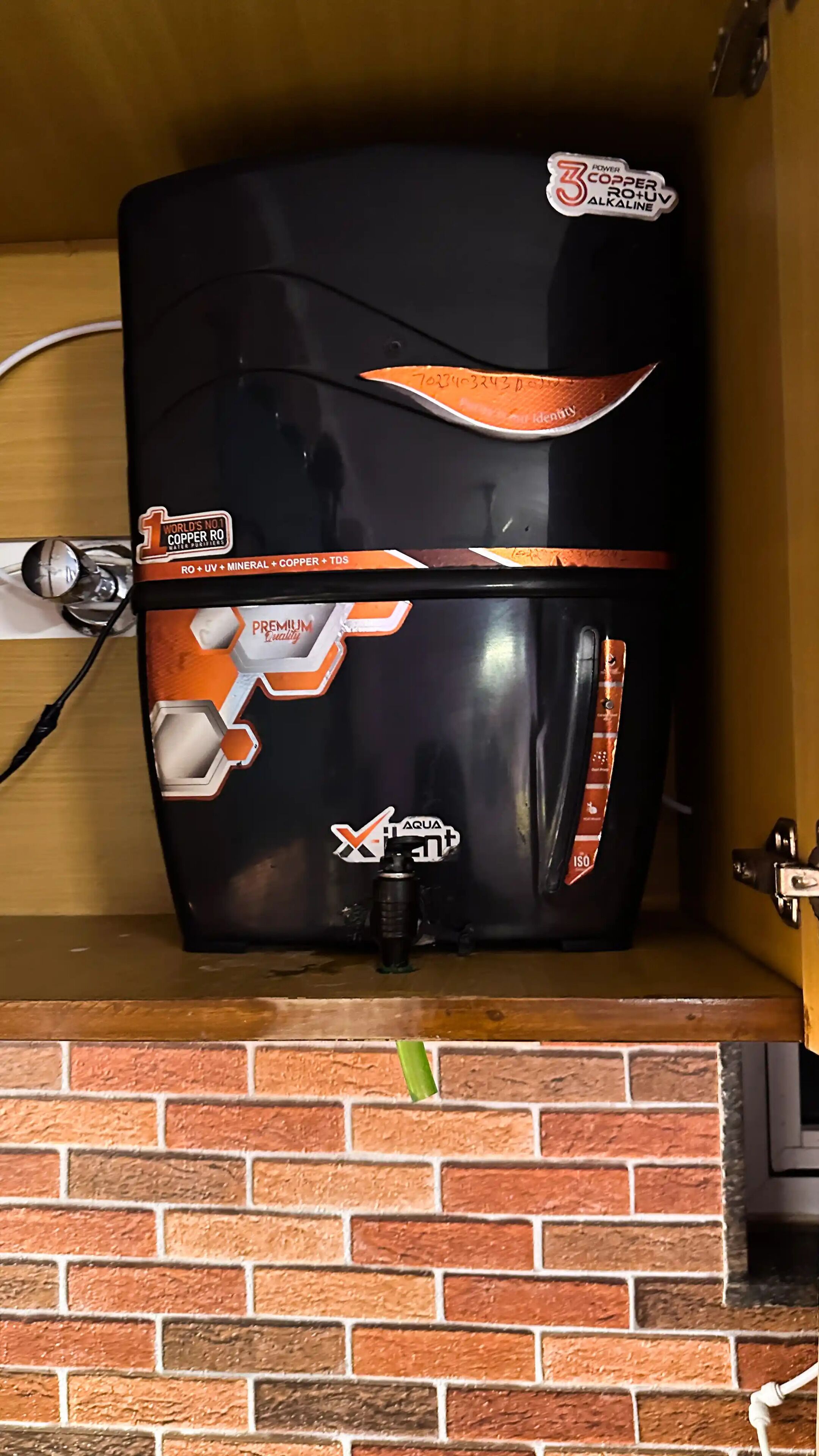 Ein schwarzer Wassererwärmer mit orangenen Akzenten und dem Aufdruck 'World's No 1 Copper RO'.