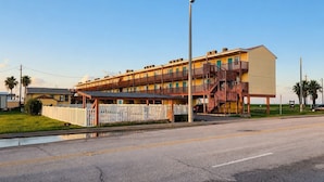Deluxe Single Room, Balcony, Ocean View | Exterior - Oro North Beach Inn (Corpus Christi)