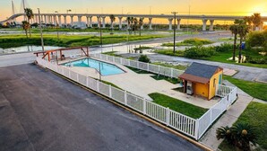 Seasonal outdoor pool - Oro North Beach Inn (Corpus Christi)