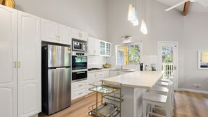 Private kitchen - Highview - Luxury Holiday Home in Nelson Bay (Nelson Bay)