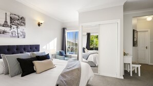 Room - Highview - Luxury Holiday Home in Nelson Bay (Nelson Bay)