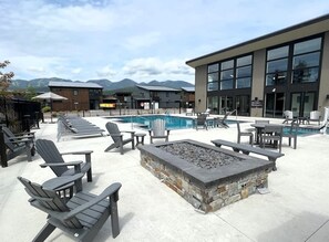 An outdoor pool area with lounge chairs and a fire pit. - 40 Mins to Glacier Park, 5 Mins to City Beach & DT (Whitefish)
