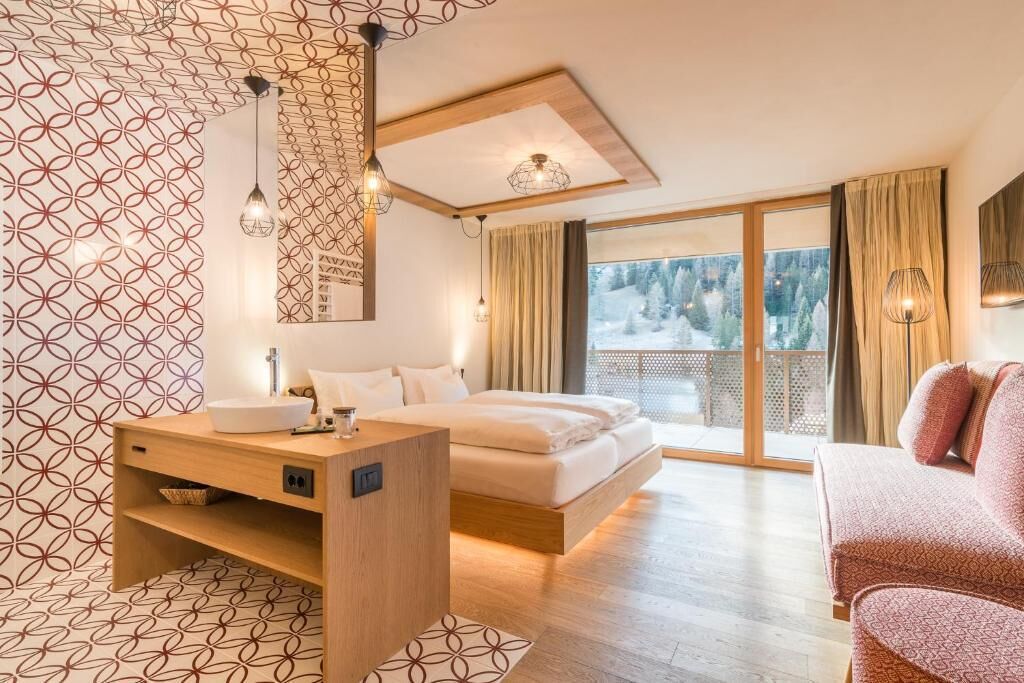Superior tweepersoonskamer, balkon | Een kluis op de kamer, een bureau, verduisterende gordijnen