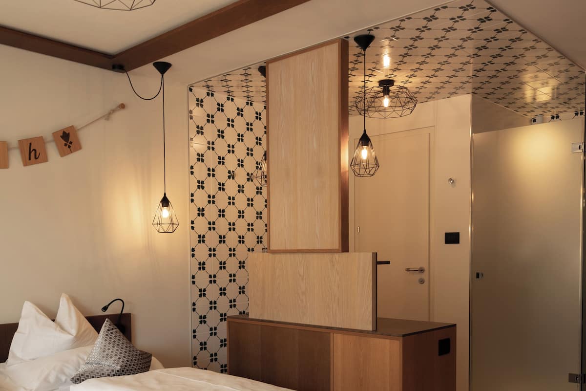 Habitación doble superior, balcón | Baño | Zapatillas, jabón, champú y papel higiénico