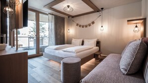 Deluxe-Doppelzimmer, Balkon, Bergblick | Badezimmer | Hausschuhe, Seife, Shampoo, Toilettenpapier