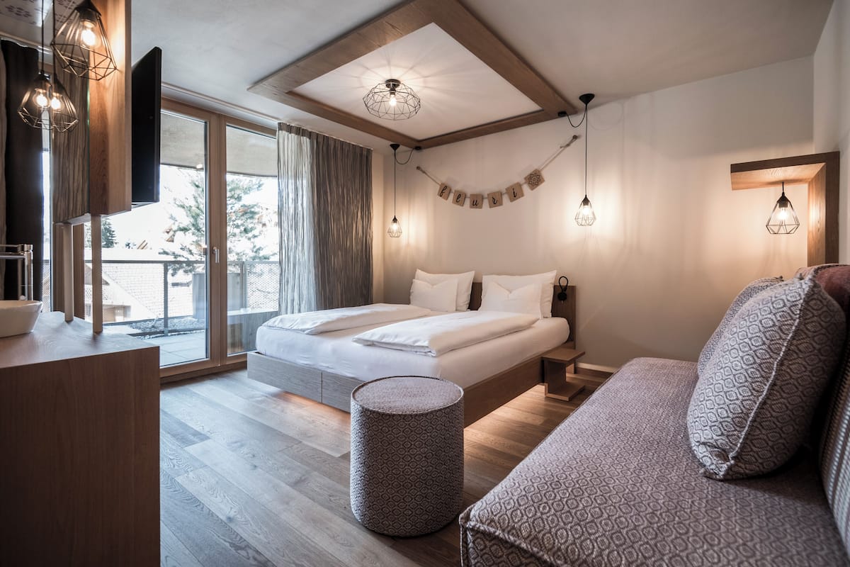 Habitación Deluxe doble, balcón, vistas a la montaña | Baño | Zapatillas, jabón, champú y papel higiénico