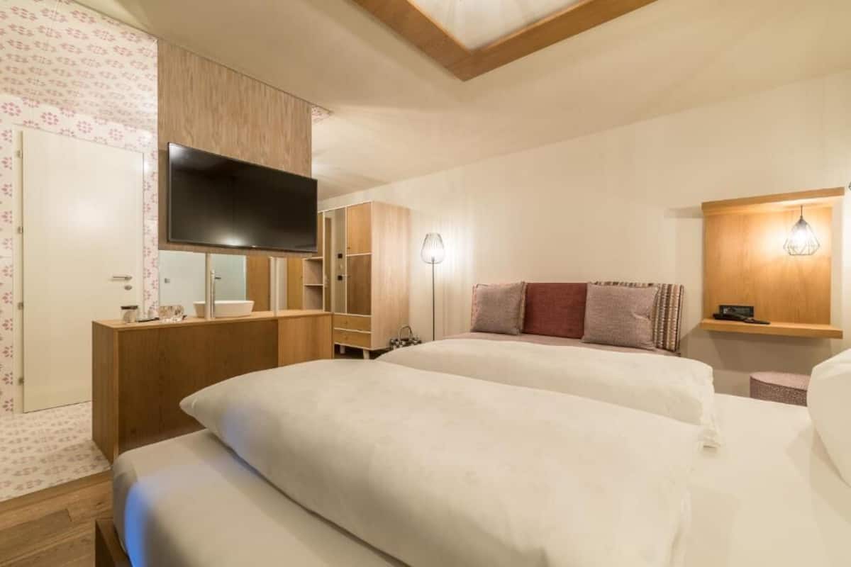 Habitación doble superior, balcón | Minibar, caja de seguridad en la habitación y escritorio