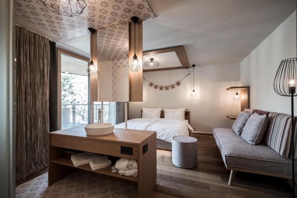 Deluxe tweepersoonskamer, balkon, uitzicht op bergen | Een kluis op de kamer, een bureau, verduisterende gordijnen