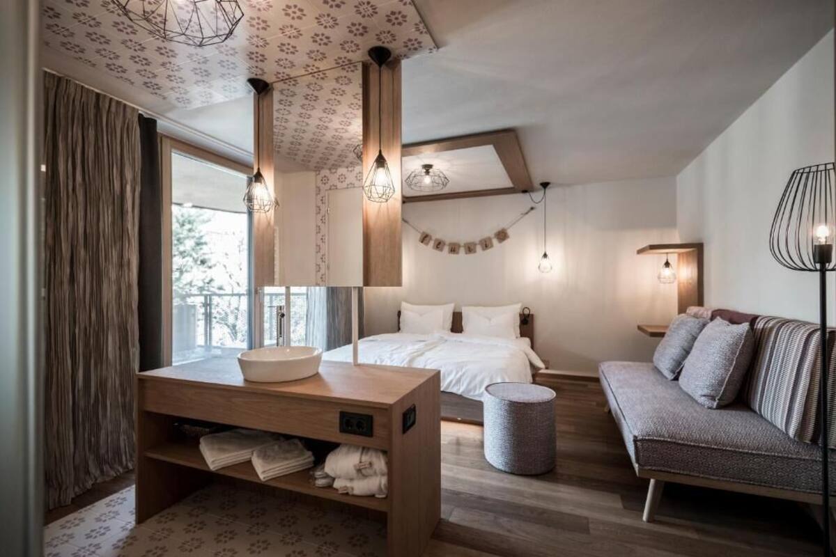 Habitación doble Deluxe, balcón, vista a la montaña | Minibar, caja de seguridad en la habitación y escritorio