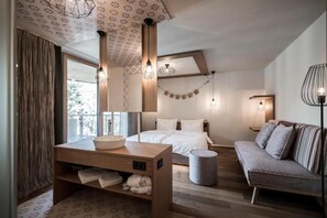 Deluxe tweepersoonskamer, balkon, uitzicht op bergen | Een kluis op de kamer, een bureau, verduisterende gordijnen