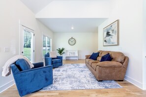 Unclassified image, 2 of 22, button - Cozy 3-bedroom house in lovely Springfield with AC (Springfield)