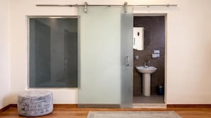 Monolocale, patio, vista città | Bagno | Pantofole