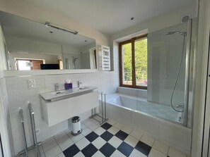 Een douche, een bubbelbad, een haardroger, handdoeken