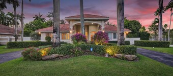 Spacious 4-bedroom house Near the beaches