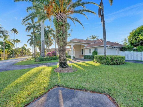 Spacious 4-bedroom house Near the beaches