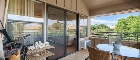 Condo, 1 cama Queen size, vista al jardín (Kihei Bay Vista C-201) | Restaurante al aire libre