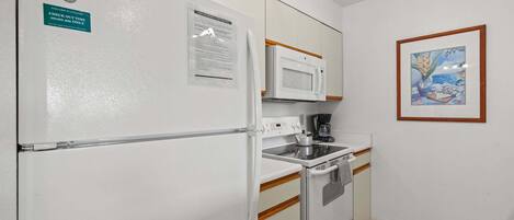 Condo, 1 cama Queen, vista para o jardim (Kihei Bay Vista C-201) | Cozinha privada | Cafeteira/chaleira
