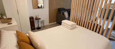 Iron/ironing board, WiFi (free), bed sheets