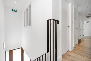 Interior - Penthouse for 8, Roof Terrace, 9 Min Drive to Studio Tour (Hertfordshire)