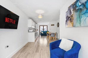 A modern apartment with a kitchen, dining area, and living room. - Penthouse for 8, Roof Terrace, 9 Min Drive to Studio Tour (Hertfordshire)