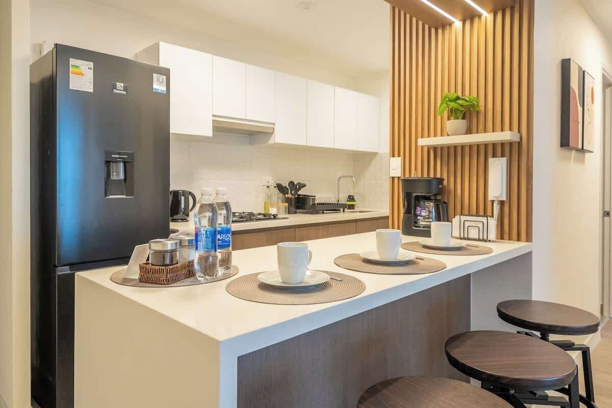 Wasserkocher mit Kaffee-/Teezubehör, Kühlschrank, Mikrowelle, Herdplatte