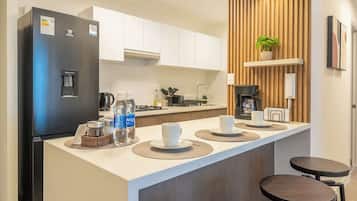 Wasserkocher mit Kaffee-/Teezubehör, Kühlschrank, Mikrowelle, Herdplatte