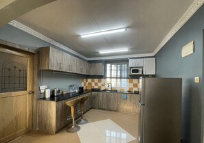 Kühlschrank, Mikrowelle, Herdplatte, Wasserkocher