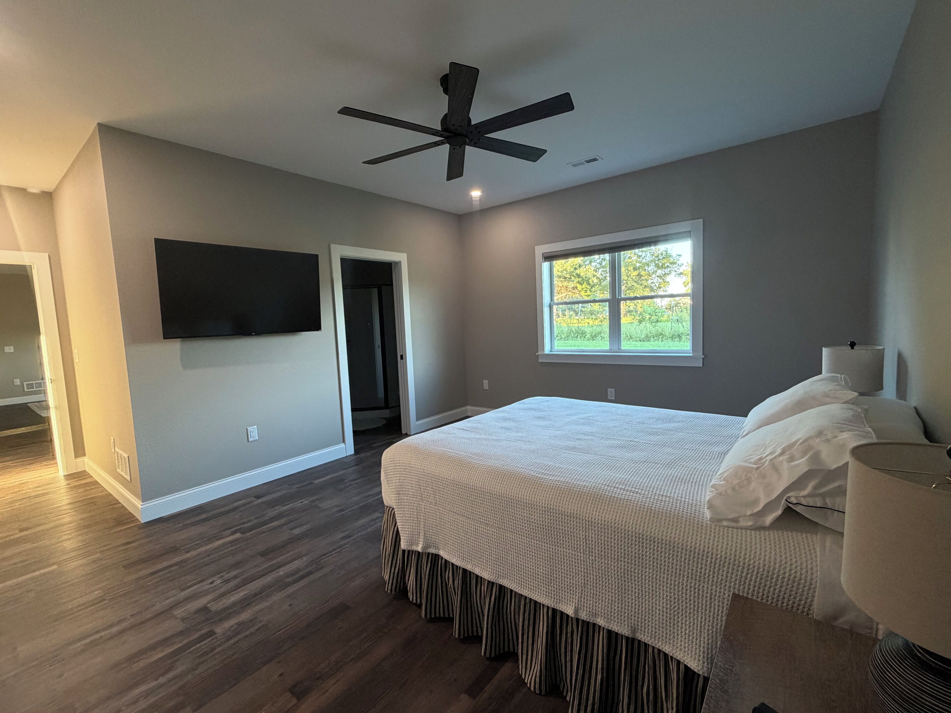 3 bedrooms, iron/ironing board, internet, bed sheets