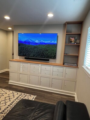 Smart TV - Peaceful Woodland Retreat - Spacious Home on 5 Acres (Sedalia)