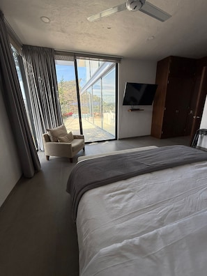 5 bedrooms, iron/ironing board, WiFi, bed sheets - Luxury 5-BR villa with private chef, lake views & heated pool (Jal.)