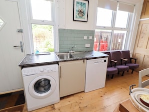 Dishwasher, cookware/dishes/utensils - Farnecrest (Seahouses)