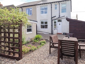 Outdoor dining - Farnecrest (Seahouses)