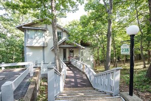 Exterior - Bring the whole family to this great place with lots of room for fun. (Osage Beach)