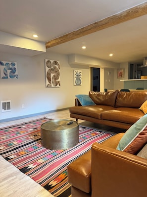 Living area - Family Friendly Mt Tabor Oasis (Portland)