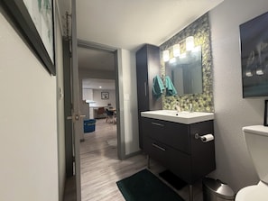 Hair dryer, towels, soap, toilet paper - Family Friendly Mt Tabor Oasis (Portland)