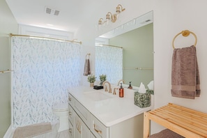 Maison, salle de bains privée (On Mountain Time) | Salle de bain